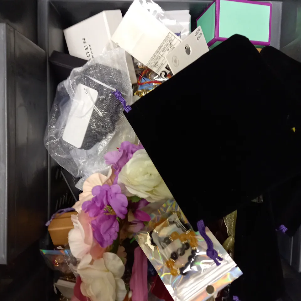 APPROXIMATELY 30 ASSORTED JEWELLERY ITEMS IN VARIOUS STYLES TO INCLUDE EARRINGS, NECKLACES, WATCHES ETC	