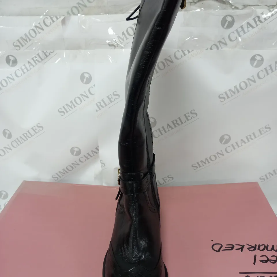 BOXED PAIR OF MODA IN PELLE SASSKIA KNEE BOOTS BLACK SIZE 6