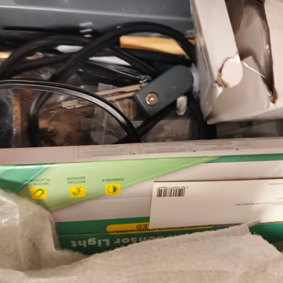 APPROXIMATELY 10 ASSORTED HOUSEHOLD ITEMS