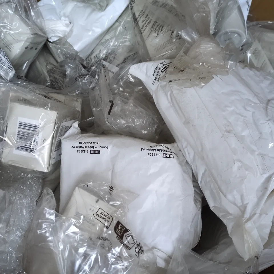 BOX OF APPROXIMATELY 20 ASSORTED HOUSEHOLD ITEMS TO INCLUDE COMMUNITY SIXTY-SIX, ETC - COLLECTION ONLY