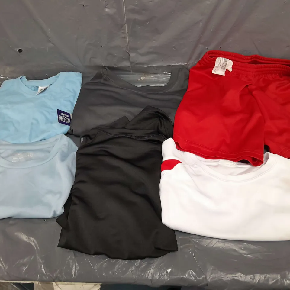 LOT OF APPROX 20 CLOTHING ITEMS , TO INCLUDE FRUIT OF THE LOOM TOP , T-SHIRTS , ETC