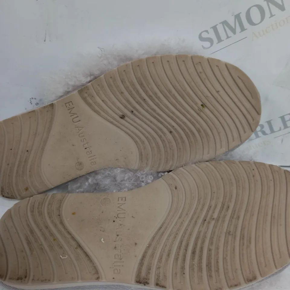 EMU AUSTRALIA CURLY SLIPPERS - SIZE 6