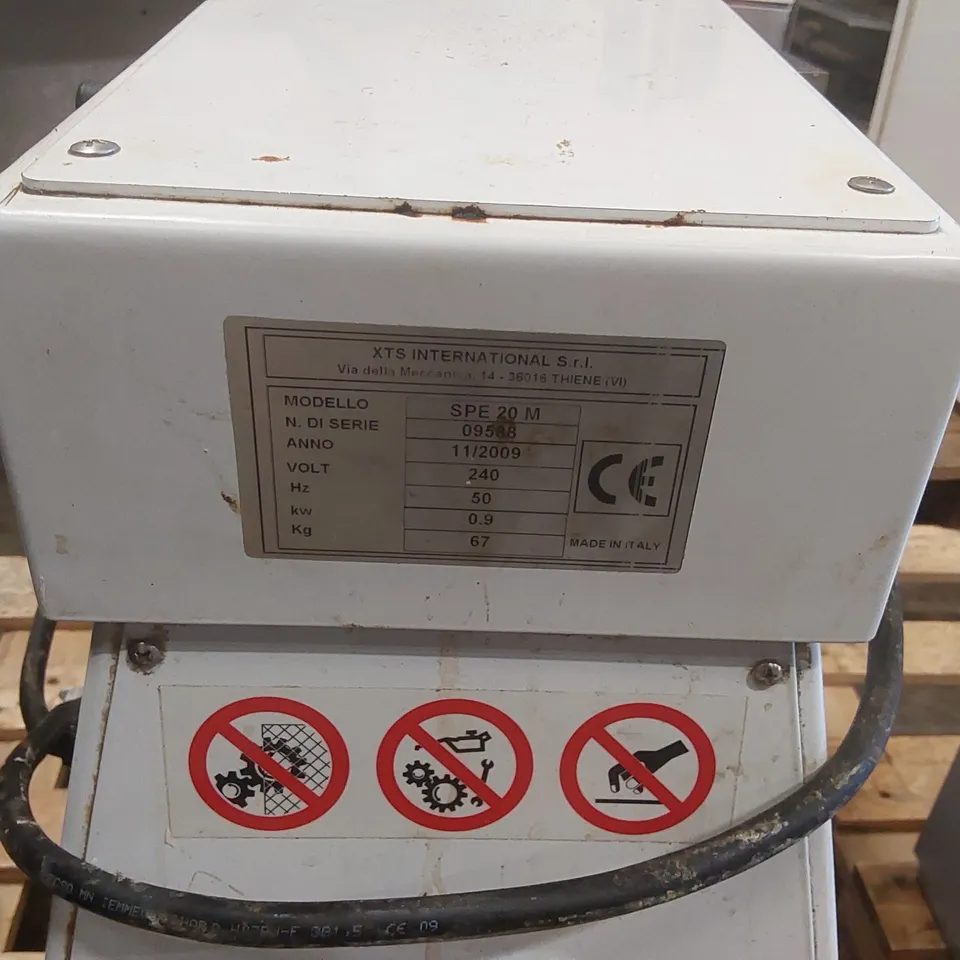 XTS INTERNATIONAL COMMERCIAL DOUGH MIXER