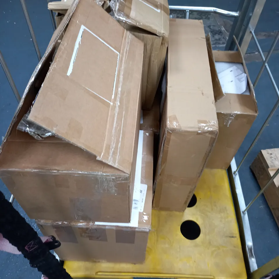 APPROXIMATELY 6 ASSORTED ITEMS TO INCLUDE COOKWARE SET, SOLAR LAMP, OUTDOOR LIGHTS, ETC - COLLECTION ONLY