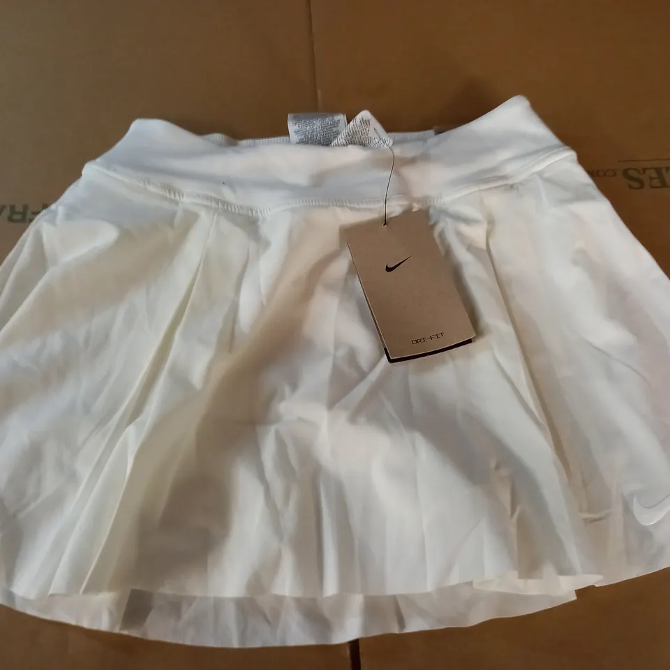 NIKE WOMENS SHORT LENGTH SKIRTED SHORTS IN WHITE - XS