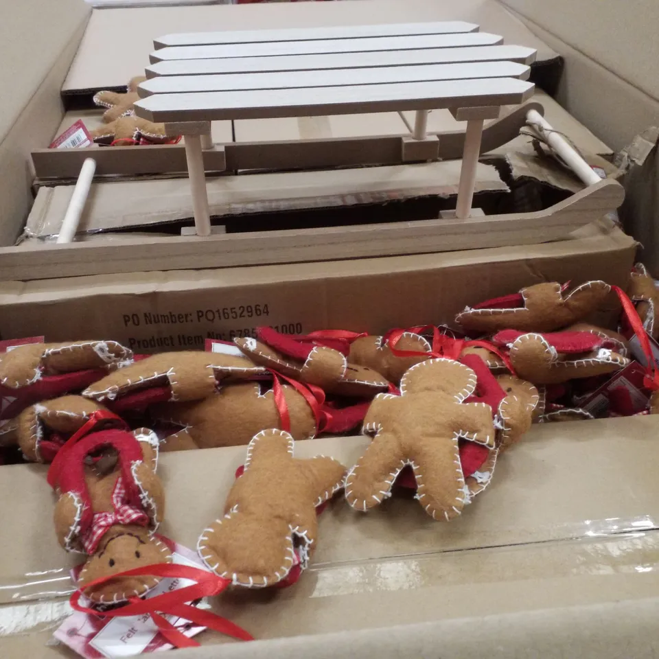 PALLET CONTAINING ASSORTED CHRISTMAS  PRODUCTS & DECORATIONS INCLUDING CHRISTMAS WREATH STORAGE BAGS, LARGE RATTAN WREATHS, FELT GINGERBREAD MAN HANGING LETTERS & WOODEN SLEIGH