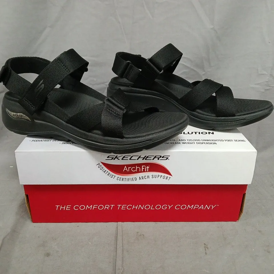 BOXED PAIR OF SKECHERS ARCHFIT SANDALS IN BLACK SIZE UK 7