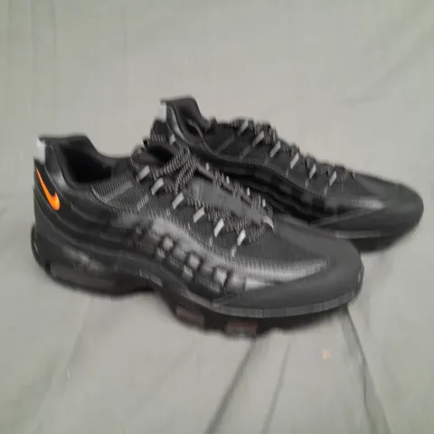 UNBOXED PAIR OF NIKE AIRMAX 95 SNEAKER TOTAL ORANGE SIZE UK 8.5