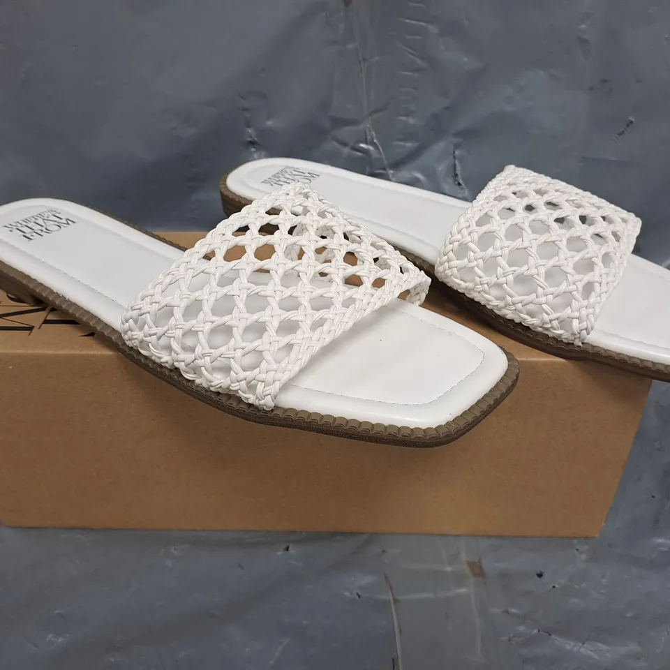 BOXED PAIR OF WHERE'S THAT FROM OPEN TOE FLAT SANDALS IN WHITE SIZE UK 8
