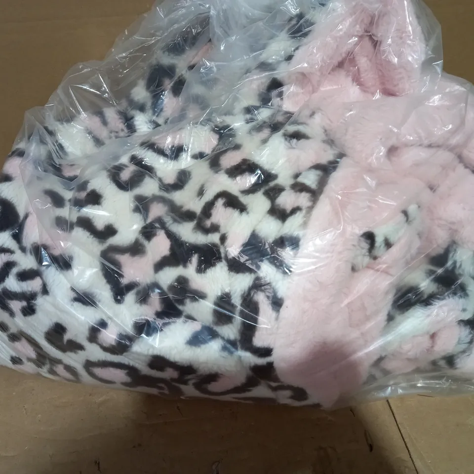 COZEE HOME LUXE LEOPARD FAUX FUR THROW - PINK