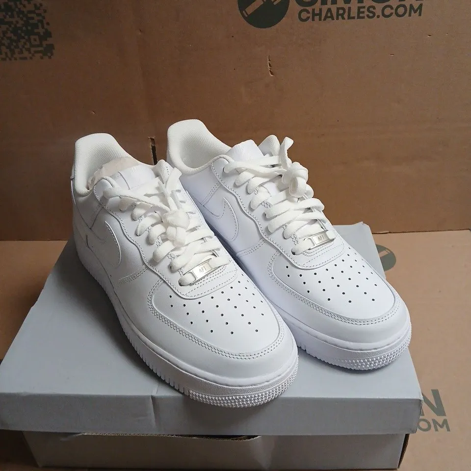 NIKE WHITE AIR FORCE 1 TRAINERS BOXED SIZE 9.5