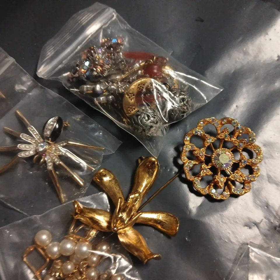 LOT OF APPROXIMATELY 30 ASSORTED JEWELLERY ITEMS TO INCLUDE ANIMAL THEMED BROACHES, NECKLACES AND EARRINGS