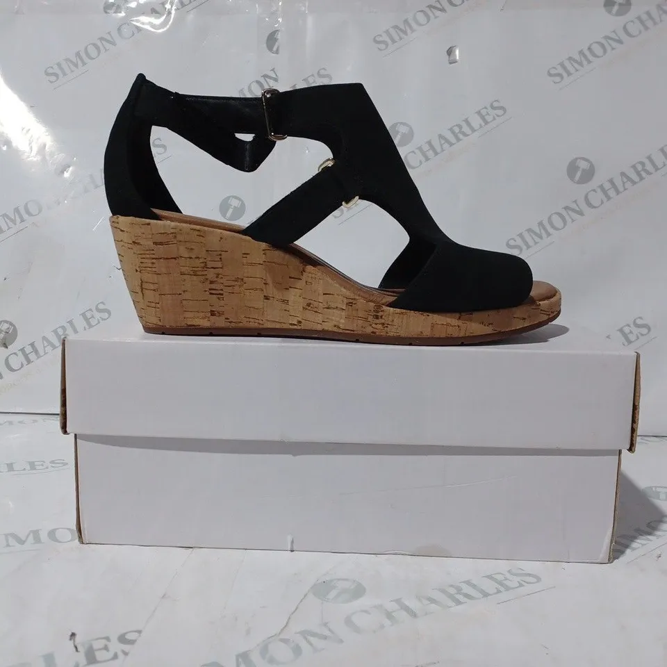 BOXED PAIR OF CLARKS UN PLAZA STRAP WIDE FIT NUBUCK WEDGE SANDALS IN BLACK - UK SIZE 6