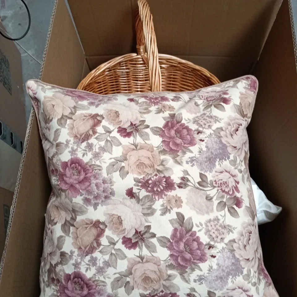 BOX OF APPROXIMATELY 5 ASSORTED ITEMS INCLUDING A WOVEN BASKET, FLORAL CUSHION AND PILLOW
