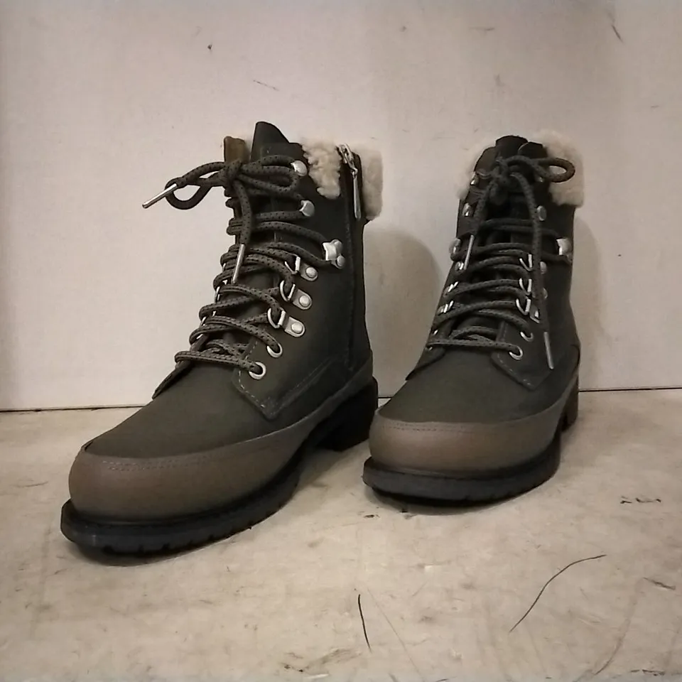 BOXED EMU AUSTRALIA UNISEX BOOTS , OLIVE , SIZE UK 6 , 4 PAIRS 