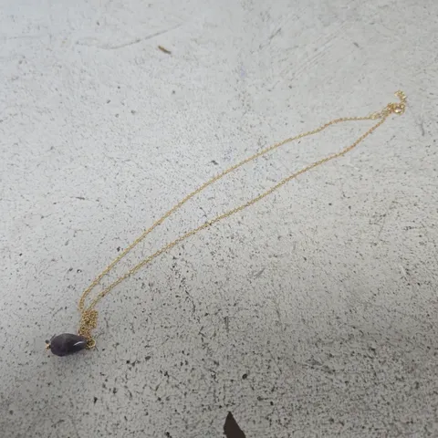 GOLD-TONE NECKLACE WITH PURPLE GEMSTONE PENDANT 