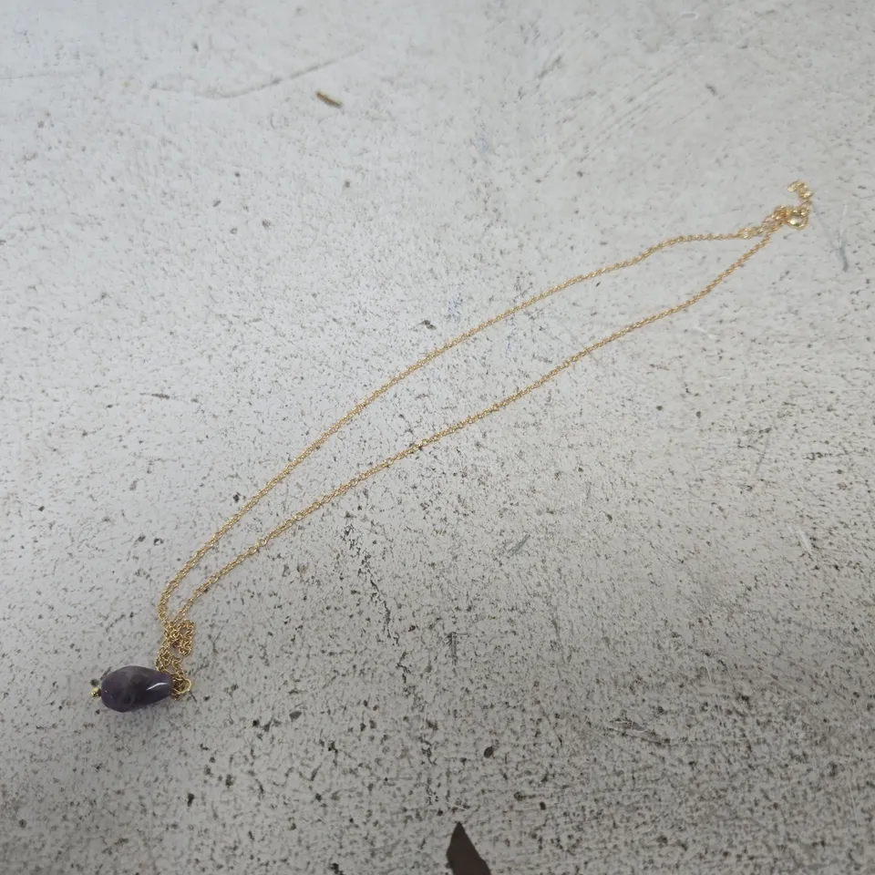 GOLD-TONE NECKLACE WITH PURPLE GEMSTONE PENDANT