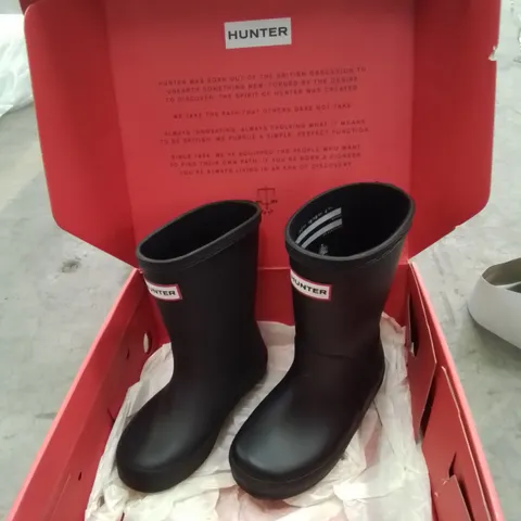 BOXED PAIR OF HUNTER BRAND CHILDREN'S WELLINGTON BOOTS KIDS SIZE 7