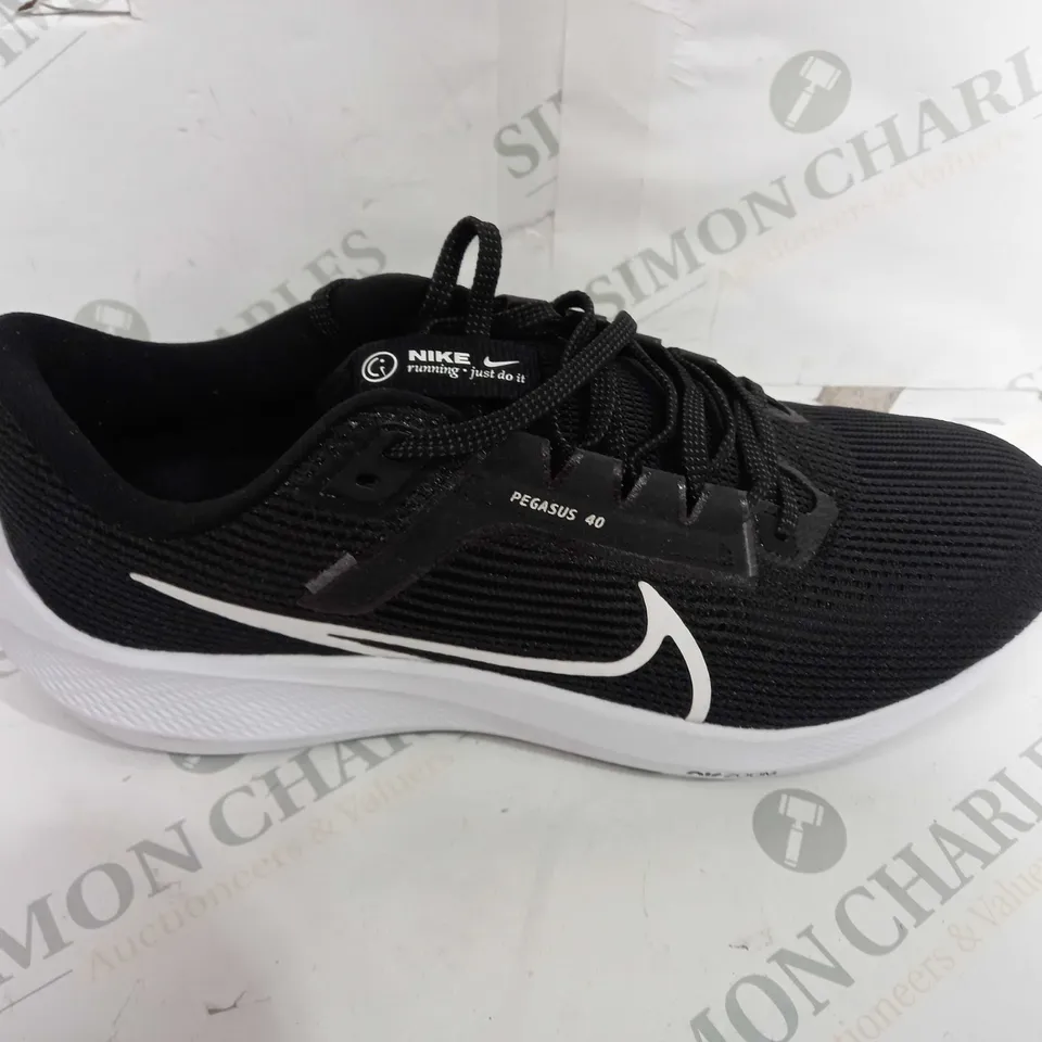 BOXED PAIR OF NIKE AIR ZOOM RUNNING SHOES IN BLACK WITH WHITE SOLE - UK SIZE 9.5