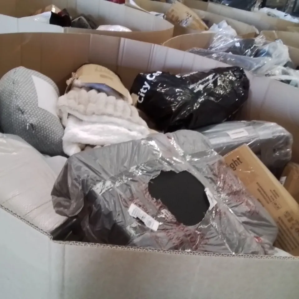 PALLET CONTAINING A LARGE QUANTITY OF PILLOWS 