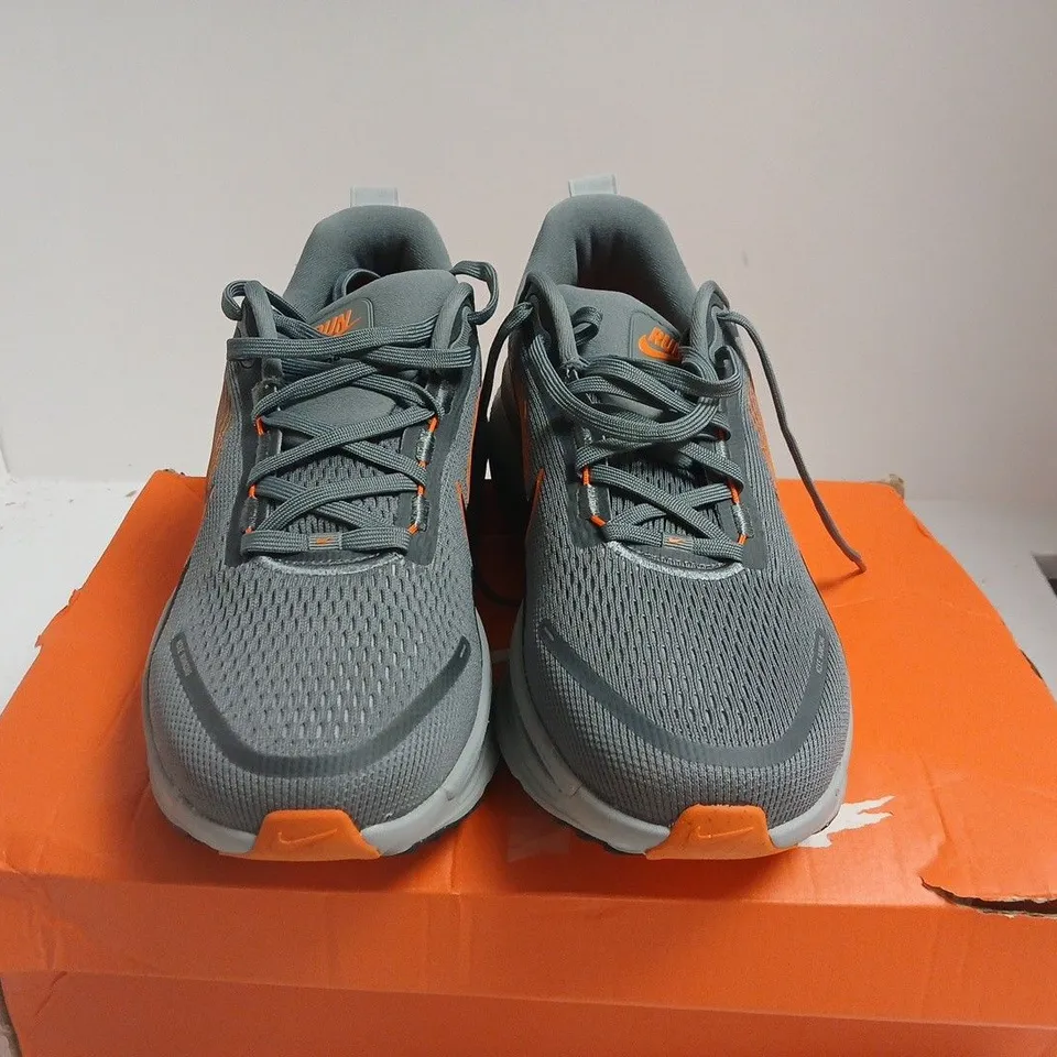 BOXED PAIR OF NIKE VOMERO 18 RUNNING SHOES - GREY/ORANGE, MEN'S UK 10.5