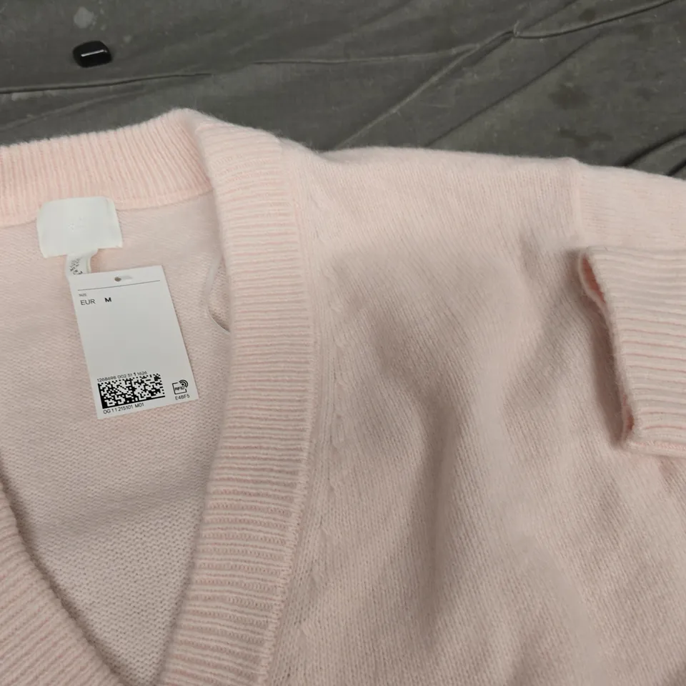 H&M V-NECK JUMPER IN PALE PINK - M