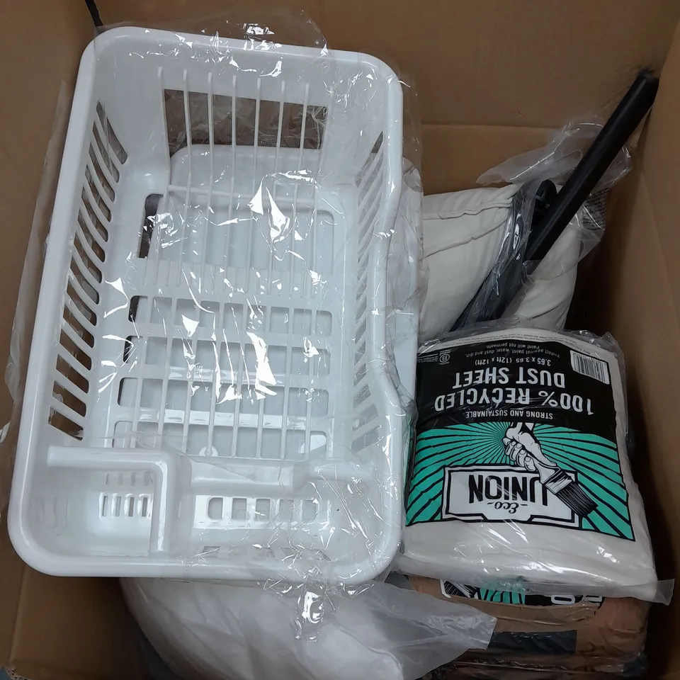 APROXIMATELY 5 ASSORTED HOUSEHOLD ITEMS TO INCLUDE PILLOWS , KITCHEN APPLIANCES , DUST SHEETS , ETC