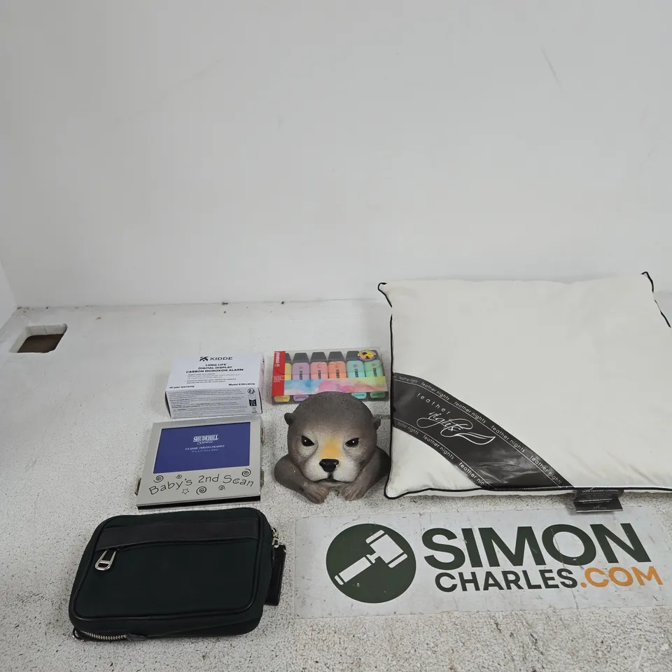 BOX OF APPROXIMATELY 15 ASSORTED ITEMS INCLUDING FEATHER NIGHTS DUCK FEATHER CUSHION, AVILO FLOATING OTTER DECORATION AND STABILO PASTEL HIGHLIGHTERS