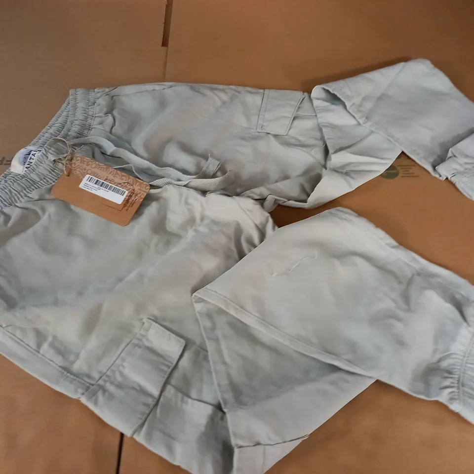 MANTARAY CARGO TROUSERS IN LIGHT GREY - 32