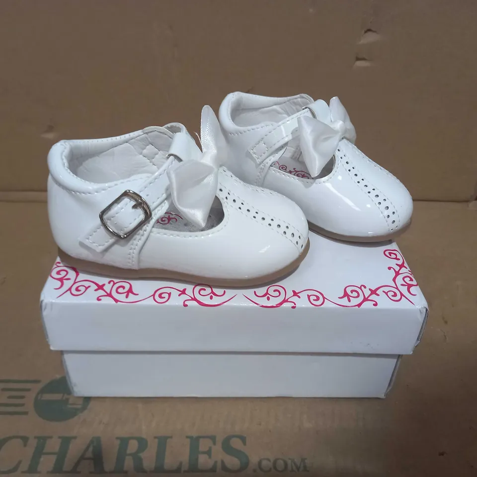 BOXED PAIR OF MELIA BABY SHOES IN WHITE UK SIZE 3