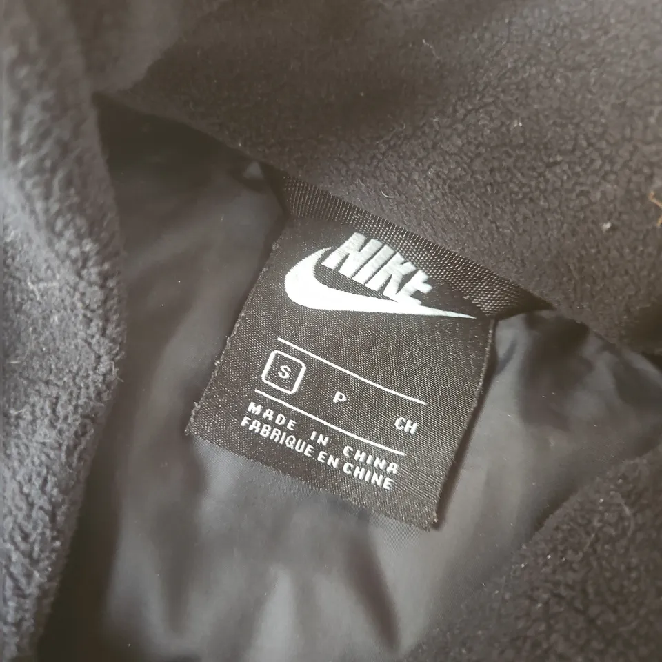 NIKE PADDED GILET IN BLACK WITH WHITE ACCENTS - SMALL