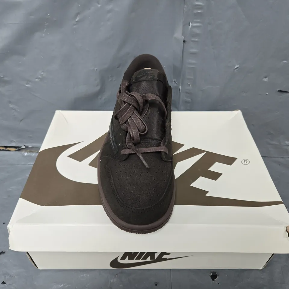 BOXED PAIR OF NIKE AIR JORDAN 1 LOW TRAINERS IN BROWN - UK 9