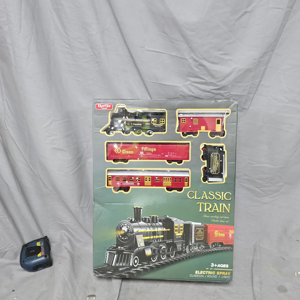 CLASSIC TRAIN SET - LOCOMOTIVE WITH CARRIAGES, BOXED TOY RAILWAY (3+ AGES)
