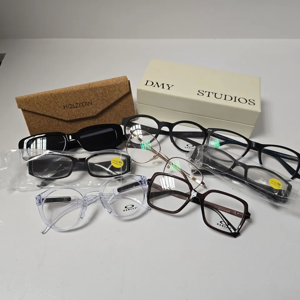APPROXIAMTELY 15 ASSORTED SUNGLASSES/SPECTACLES IN VARIOUS DESIGNS TO INCLUDE OAKLEY, HOLZKERN, DMY STUDIOS, ETC