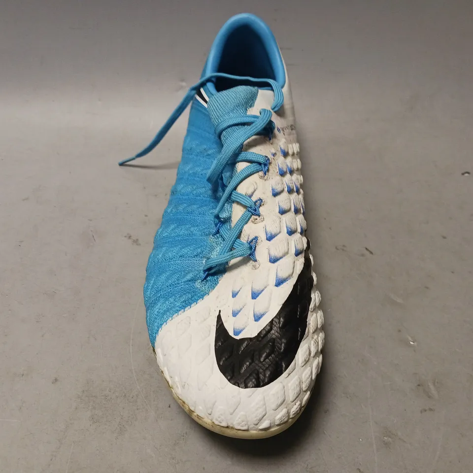 PAIR OF NIKE FLYKNIT GRIP FOOTBALL BOOTS IN WHITE/BLUE UK SIZE 10.5
