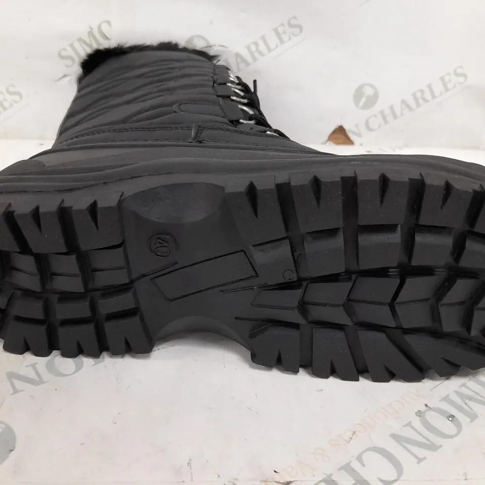 PAIR OF POLAR BOOTS WOMENS NYLON WATERPROOF BOOTS IN BLACK - SIZE 40