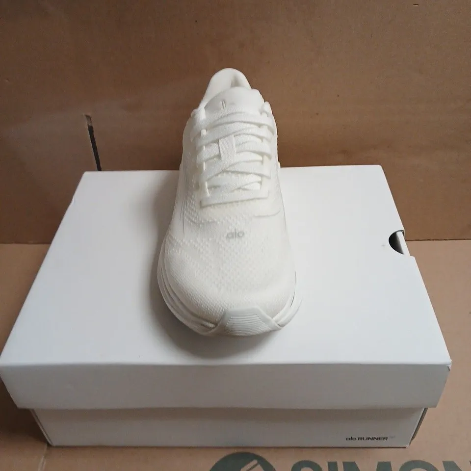 BOXED PAIR OF ALO RUNNER WHITE SNEAKERS – UNISEX, UK 2.5