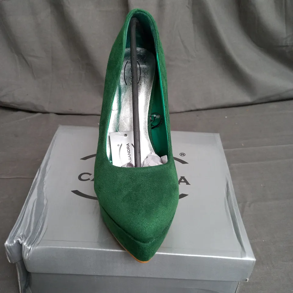 APPROXIMATELY 12 CASANDRA FAUX SUEDE GREEN HIGH HEELS IN VARIOUS SIZES