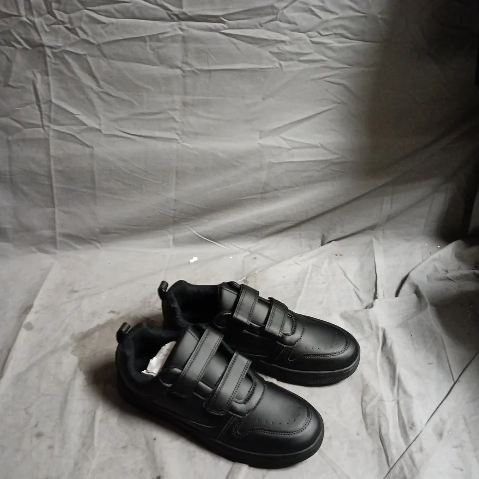 BOX OF APPROXIMATELY 10 PAIRS OF FOOTWEAR TO INCLUDE: FUR LINED SLIPPERS AND BLACK VELCRO TRAINERS