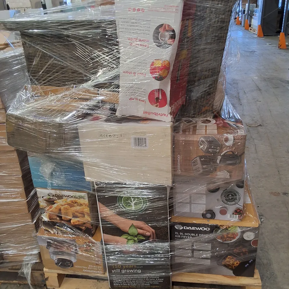 PALLET CONTAINING ASSORTED ELECTRICAL PRODUCTS INCLUDING DAEWOO 7L AIR FRYER, DRAPER PATIO WEED SWEEPER, 1.7L RAPID BOIL KETTLE & RATTAN GARDEN FURNITURE 