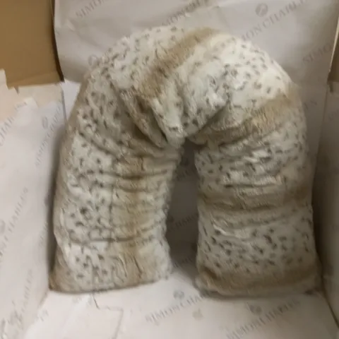 SOFT SPOT PATTERNED NECK PILLOW IN WHITE/BROWN