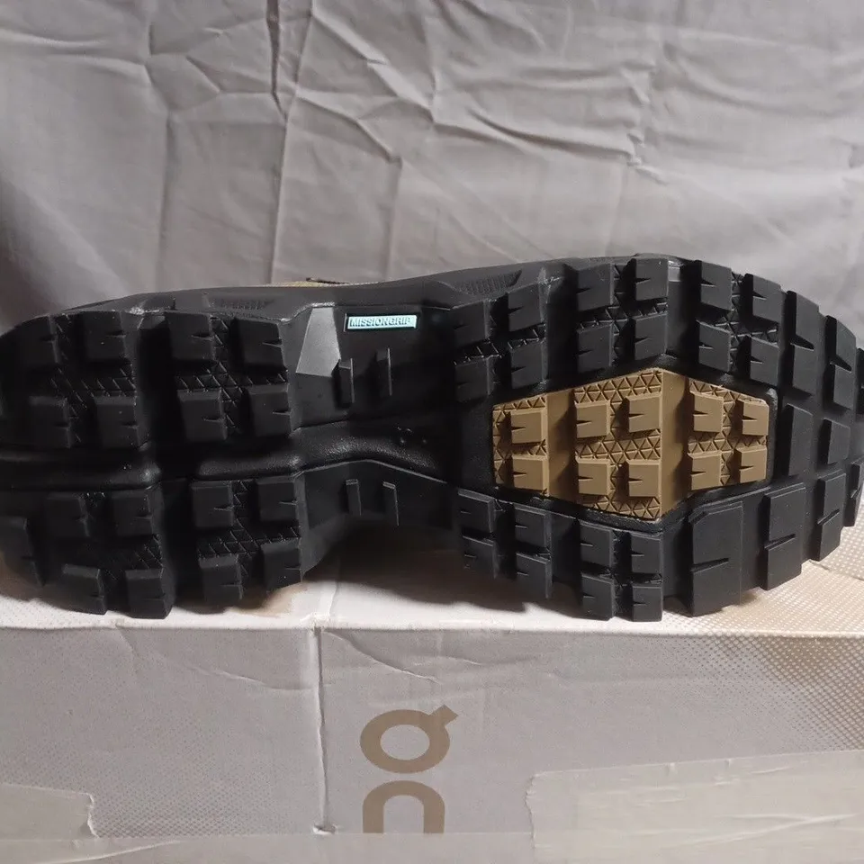 BOXED PAIR OF ON RUNNING HIKING BOOTS – UK SIZE 8