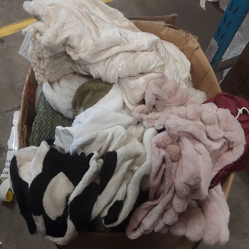 BOX CONTAINING A VERY LARGE QUANTITY OF ASSORTED BEDDING ITEMS INCLUDING: BLANKET, PILLOWCASES ECT