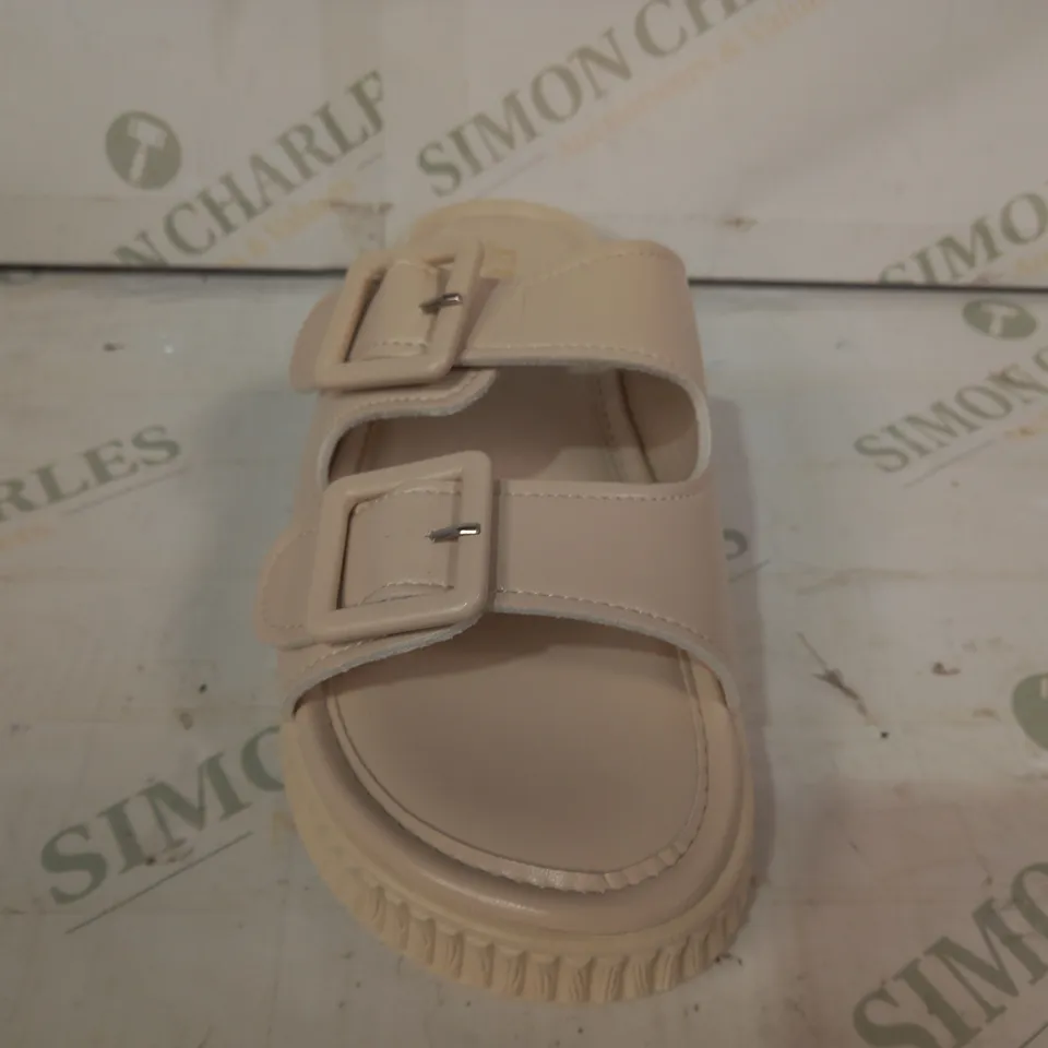 PAIR OF XIAZHINI OPEN TOE SANDALS IN CREAM EU SIZE 39