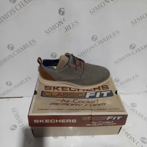 BOXED PAIR OF SKETCHERS CLASSIC FIT STATUS 2.0 PEXTON SIZE 8.5