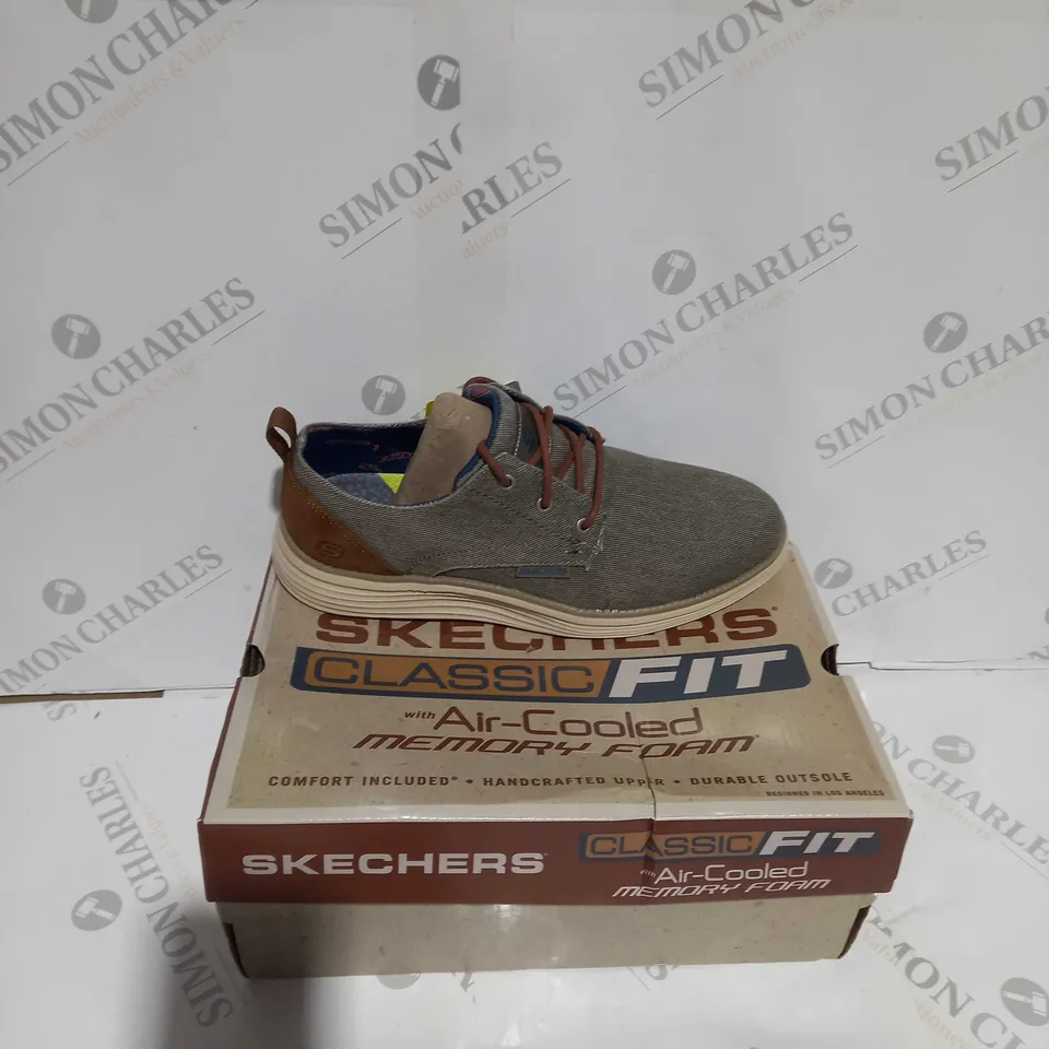 BOXED PAIR OF SKETCHERS CLASSIC FIT STATUS 2.0 PEXTON SIZE 8.5