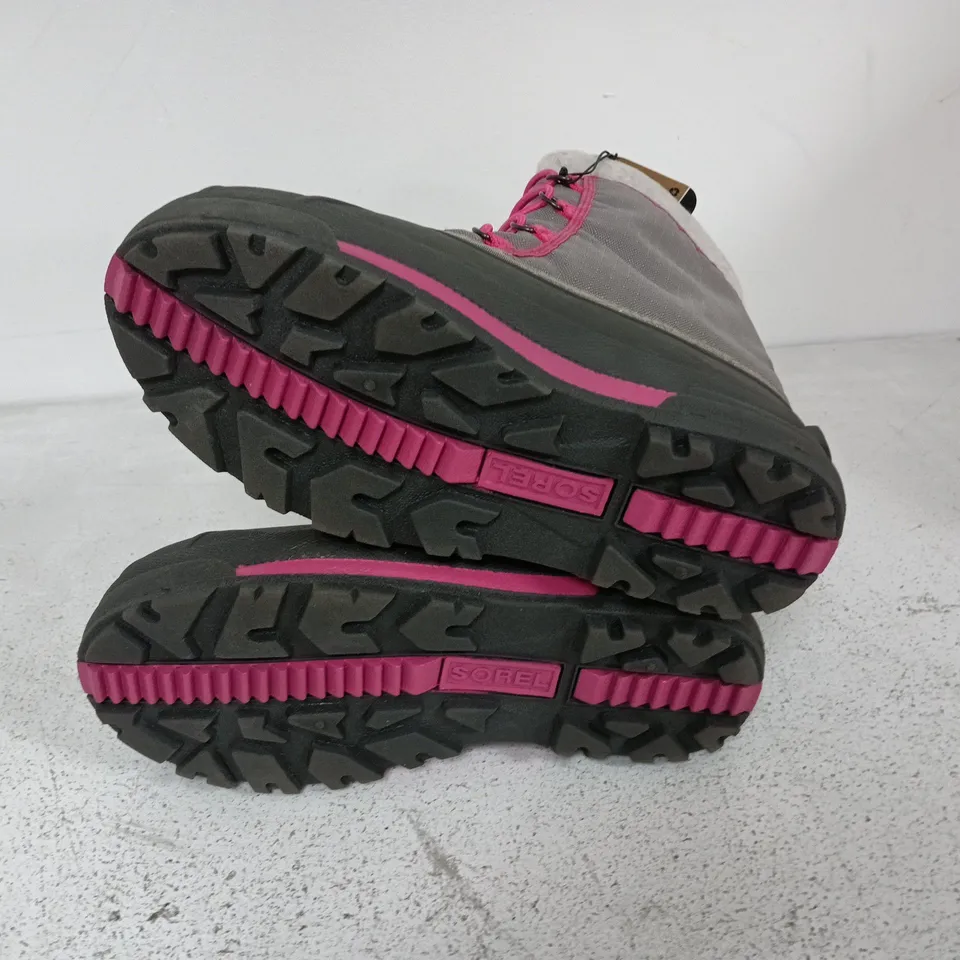 BOXED PAIR OF SOREL YOUTH CUMBERLAND 2 BOOTS IN LIGHT GREY/PINK - UK 5.5