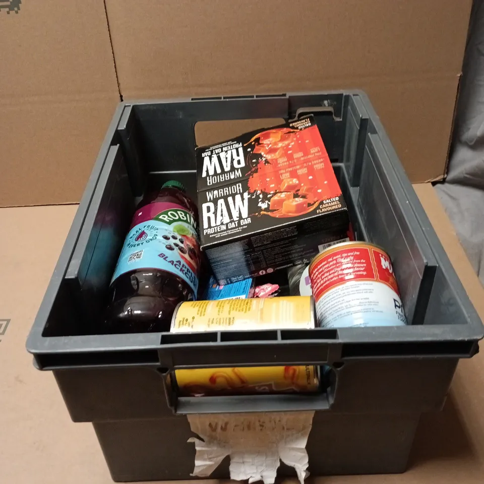 TOTE OF APPROXIMATELY 20 ASSORTED FOOD/DRINK ITEMS TO INCLUDE WARRIOR RAW PROTEIN OAT BAR PACK, ROBINSONS APPLE AND BLACKCURRANT, HEINZ SPAGHETTI, MUTTI CHOPPED TOMATOES ETC