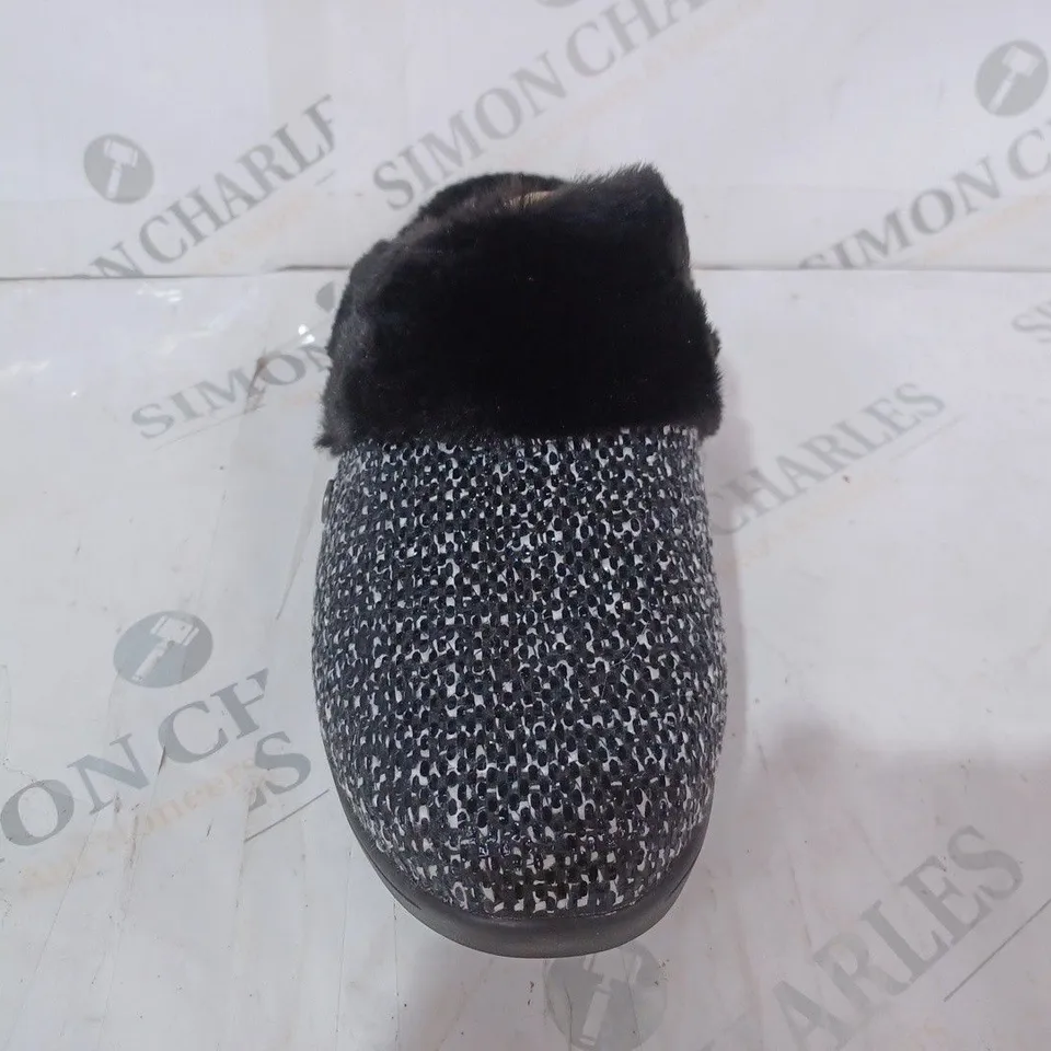 BOXED PAIR OF SKECHERS ARCH SLIPPERS IN BLACK SIZE 6