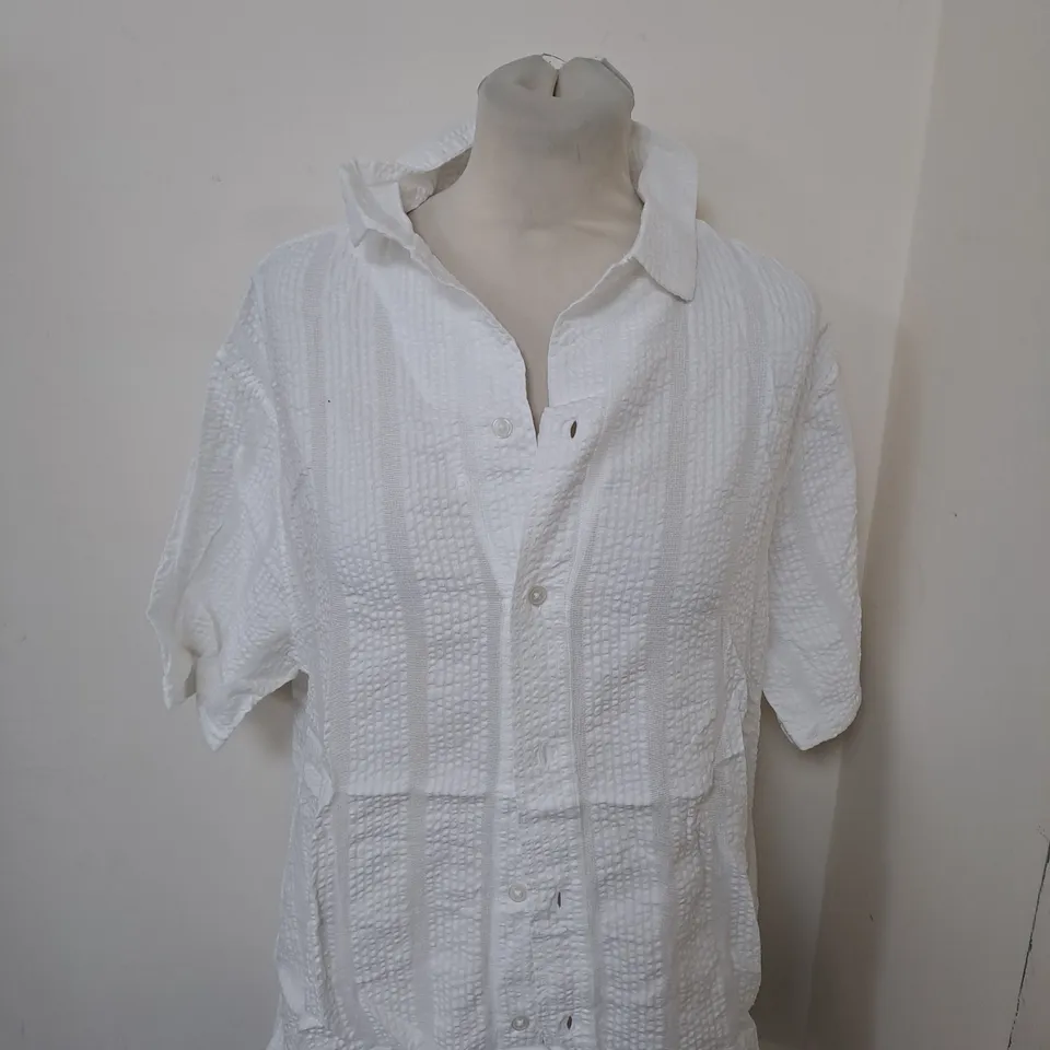 ABERCROMBIE AND FITCH TEXTURED BUTTON SHIRT SIZE S